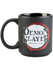Черна чаша Grupo Erik - Demon Slayer, 350 мл, с логото на Kimetsu no Yaiba с дръзки бели и черни букви и червен кръг с щрих на четката - идеален аксесоар за всеки фан на Demon Slayer.