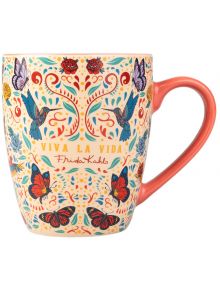 The чаша Grupo Erik Frida Kahlo Viva La Vida е цветна керамична чаша с флорални мотиви, пеперуди и колибри, Надписи "Viva La Vida" и "Frida Kahlo", червена дръжка-идеален подарък за фенове на изкуството.