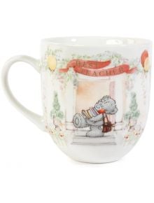 Чаша Me to You Best Teacher: бяла чаша с Мечето Теди, държащо книги и чанта пред вратата с червена лента "Най-добър учител", балони и зеленина. Идеален подарък за учител!.