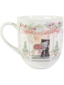 Чаша Me to You Graduation с Тати Теди с шапка и тога, букет розови цветя сред пастелни акценти и надпис GRADUATION-перфектен подарък за дипломиране.