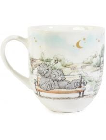 Чаша Me to You I Love You to the Moon & Back: два сиви мечета Tatty Teddy седят на пейка под звездно небе с луна, дървета и пътека-идеалният подарък за любим човек.