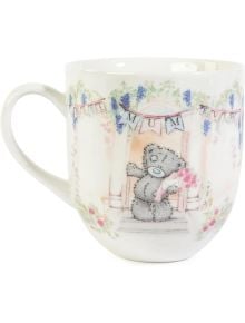 Чаша Me to You Mum, my Best Friend (Аз за теб, мамо, най-добрата ми приятелка) е със симпатично сиво мече с розови цветя под пастелна флорална арка и банер "Най-добрата мама", което я прави перфектния подарък за мама. Дизайнът ѝ е деликатен и празничен.