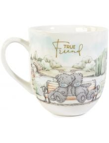 Керамична чаша Me to You True Friend с две сиви мечета на пейка сред парк и златен надпис "True Friend" - идеален подарък за приятел.