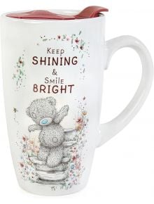 Чаша Me to You за път е бяла керамична чаша за пътуване със симпатичен Тати Теди сред цветя и думите "Keep Shining & Smile Bright" над мечето с кафяви букви.