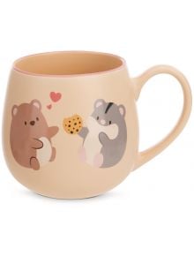 Тази бежова чаша Nici Mymochi изобразява сладко карикатурно мече и хамстер, които споделят бисквитка с червени сърца над тях. С кръглата си форма и голямата си дръжка то е идеално за уютни моменти. Налична в книжарница Orange с бърза доставка.