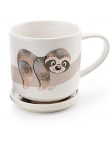 Чаша с капак Nici - Ленивецът Izzy: бяла порцеланова чаша с илюстрация на ленивец, висящ на клон, и подходяща подложка-идеален подарък за всеки любител на животните.