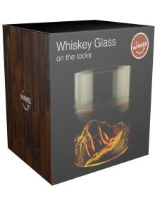 В кутия с дървена текстура е изобразена Чаша за уиски Winkee - On The Rocks, пълна с кехлибарена течност и лед, с логото на Winkee в горния десен ъгъл -перфектният подарък за мъж.