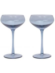 Две полупрозрачни сини коктейлни чаши, The Lou Coupe Blue, с широки, заоблени чаши и високи, тънки дръжки са поставени една до друга на бял фон.