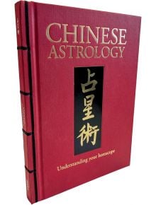 Книгата с твърди корици "Китайска астрология: В книгата със златни китайски йероглифи върху червена корица с традиционна подвързия се разглежда зодиакалната съвместимост, като се използва мъдростта на китайския зодиак.