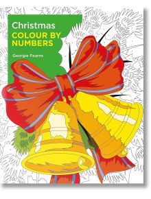 Корицата на коледната книга "Colour by Numbers" показва голяма червена панделка и жълти камбанки, частично оцветени, с неоцветен цветен фон. Заглавието и авторът, Джорджи Фърнс, се появяват в зелено поле на тази празнична книга за оцветяване.