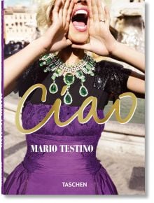 Жена в лилава рокля и зелено колие крещи с ръце пред устата си. "Ciao" със златни букви е посветено на Италия и емблематичната модна фотография на Марио Тестино. По-долу е изписано името на продукта "Mario Testino: Ciao".