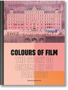 Корица на книгата "Цветовете на филма": илюстриран в розово и оранжево хотел, вдъхновен от класически филми, а под рисунките е поставен смел, цветен текст на заглавието, подчертаващ използването на цветовете във филма.