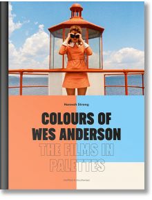 На палубата на лодка жена в оранжева рокля гледа през бинокъл близо до фар - сцена, вдъхновена от Уес Андерсън. "Цветовете на Уес Андерсън" изследва използването на цветовете във филма от режисьора.