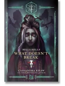 На корицата на Critical Role: Bells Hells - What Doesn't Break е изобразена мрачна, магическа фигура със светещи очи, прошарена коса и е заобиколена от сенчести силуети, подобни на призраци.