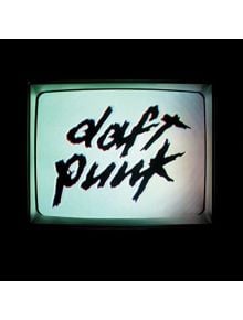 Телевизорът показва ръкописно написан черен текст "Daft Punk" на бял, леко оцветен в зелено екран, като препратка към емблематичния електронен албум "Human After All", който сега се предлага като Daft Punk - Human After All (2 VINYL).