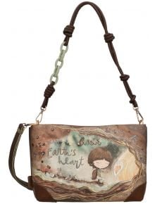 Дамска чанта Anekke Core, 29 х 19 х 12 см, в кафяво със синтетична кожа и декорация на момиче с плитки, сърца, звезди и надпис "Ритъмът на земното сърце". Дръжка от кафява материя и зелена верижка.