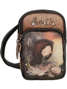 Дамска чанта Anekke Dreamverse (12x19x9 см) е малка чанта за кръст с илюстрация на момиче, растителни мотиви, кафяви и черни тонове, декоративни шипове и фразите "Anokha" и "Welcome to my world" отпред.