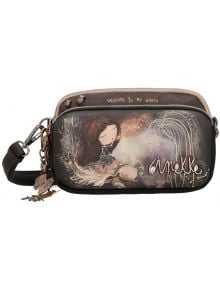 Дамска чанта Anekke Dreamverse (20 x 13 x 6 см) е с причудливо момиче сред искри и растения, надпис "WELCOME TO MY WORLD" отгоре, метално лого и декоративни талисмани на каишката.