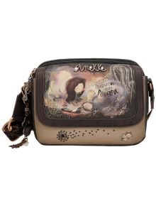 Дамска чанта Anekke Dreamverse, 25 х 18 х 8 см, от кафява изкуствена кожа, изобразява момиче със затворени очи сред животни и растения. "Въображението е много силно" се появява на лицевата страна, с метални акценти и декоративни амулети.