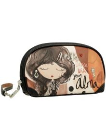Чантичка с цип с илюстрирано момиче със затворени очи, обеци и вълнообразна коса. Текстът "Anekke Dance with your Alma" (Танцувай с твоята Алма) и декоративни талисмани украсяват този дамски портфейл Anekke Alma 20 x 12 x 5 см. Перфектна като портфейл или