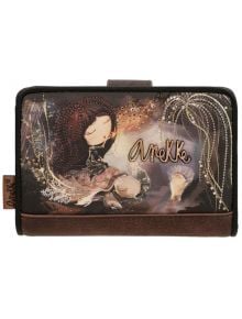 Дамски портфейл Anekke Dreamverse, 14 х 10 см, в кафяво с артистичен мотив на момиче и животинче под светлини, RFID защита и надпис "Anekke" отпред.