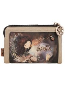 Дамски портфейл Anekke Dreamverse, 15 х 10 см, бежов, с RFID защита и цип. Илюстрация на момиче с кафява коса, мъниста и име отпред. Метален медальон с момиче виси от ципа.