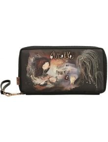 Черният дамски портфейл Anekke Dreamverse (23 х 12 см) с цип е с причудлива илюстрация на момиче, котка и таралеж с искрящи мотиви и фрази "Anekke Dreamverse" и "Въображението е много силно" отпред.