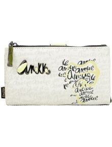 Кремав дамски портфейл Anekke Memories Towanda (18 x 10 x 2 см) с цип, жълт акцент, метално лого отпред, принт "Anekke" в различни шрифтове и размери и RFID защита за сигурност.