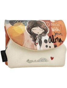 Дамско портмоне Anekke Alma 13 х 10 х 2 см с илюстрирана жена, абстрактни мотиви и надпис "Dance With Your Alma" на капака. Долна част в кремав цвят със сребърно амор, червено сърце и Испания аксесоар.