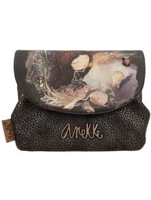 Компактно дамско портмоне Anekke Dreamverse (13 x 10 см) с текстурирана повърхност, златисто лого и илюстрация на момиче с дълга коса и котка в земни тонове върху капака.