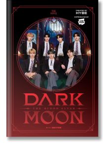Седем млади мъже в еднакви униформи седят и стоят в слабо осветена стая с голям витраж. "Тъмна луна: Кръвният олтар (Light Novel)", вампирски роман, е изписан с дръзки червени букви в долната част на изображението.