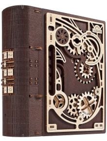 Вдъхновена от Ugears - Книгата на Тайните, тази механична дървена кутия с 263 части прилича на книга с видими зъбни колела, заключващ циферблат и цифров код за отключване на гърба.