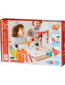 Две малки деца си играят с цветна играчка "Направи си сам" Дървена писта Hape - Екстремно спускане, 50 части от мраморна писта, поставена на маса - образователни играчки за деца на възраст 3+, както е показано на кутията.