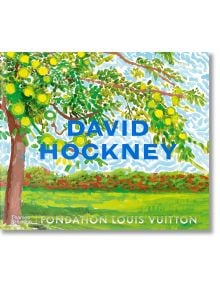 Ярка картина на дърво със зелени и жълти листа, тревисто поле и синьо небе. Силен син текст DAVID HOCKNEY в центъра. Почит към съвременното изкуство. Издадена от Thames & Hudson и Fondation Louis Vuitton.