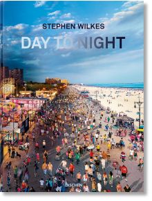 Корицата на книгата Stephen Wilkes: Day to Night показва неговата панорамна снимка на оживен плаж и крайбрежна алея, която плавно преминава от дневна вдясно към нощна вляво.