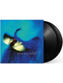 Обложка на албума Dead Can Dance - Spiritchaser (2 VINYL), на която е изобразен размазан син фон със стилизирана племенна маска, отразяваща африканските племенни ритми. Две черни винилови плочи се виждат частично зад обложката.