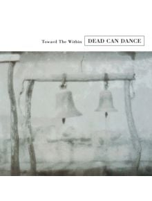 Размазана снимка на две камбанки върху дървена рамка в селски стил на фона на износена стена. Над нея е изписан текстът "Dead Can Dance - Toward the Within (VINYL)", който внушава ефирното настроение и винтидж усещането на този концертен албум.