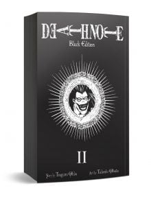 3D изображение на Death Note Black Edition, Vol. 2 показва черна корица с бял усмихнат шинигами в кръг със слънчеви лъчи. Сюжет: Tsugumi Ohba, рисунка: Takeshi Obata.