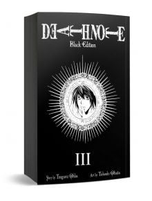 Изображението показва корицата на Death Note Black Edition, Vol. 3, с илюстрирания портрет на Лайт Ягами в орнаментиран кръг на черен фон. Авторите Цугуми Охба и Такеши Обата са кредитирани.