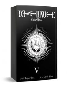 Изображението показва корицата на Death Note Black Edition, Vol. 5, с черен фон с бял рисунък и централна кръгла илюстрация на Лайт Ягами, отразяваща темата за мистериозните шинигами в поредицата.
