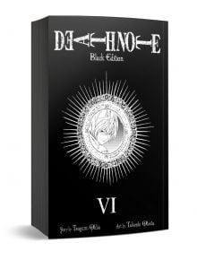 Черната корица на Death Note Black Edition, Vol. 6 показва рисунка в сиви тонове на прав космат герой, вероятно Лайт Ягами, в украсен кръг. В долната част на корицата са посочени Цугуми Охба (история) и Такеши Обата (рисунка).