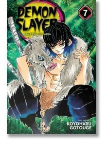 Корицата на "Demon Slayer Kimetsu no Yaiba, Vol. 7" представя герой с дълга тъмна коса със син връх, кожени дрехи и маска с глава на глиган на зелен фон, което подсказва за новите приключения на Танджиро Камадо. Автор: Койохару Готуге.