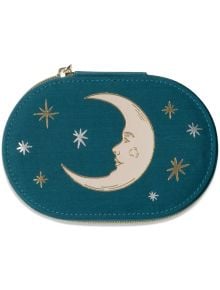 Овална кутийка за бижута DesignWorks Ink - Teal Moon е овална чантичка в цвят тил със златен цип, украсена с полумесец и звезди - идеална за съхранение на бижута.