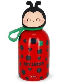 Детска термобутилка Legami - Ladybug е червена детска бутилка от неръждаема стомана с черни точки, капак с усмихнато лице на божа кравичка, зелена дръжка, малка детелина и надписи GET LUCKY и LEGAMI MILANO.