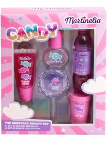 Детски комплект за красота Martinelia - Candy включва балсам за устни, лак за нокти и гримове в розова и лилава опаковка с бонбони и облаци, с пастелен приказен дизайн.