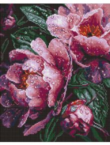 Диамантен гоблен Ideyka - Божури под дъжда: Пикселизирано изображение на розови божури със зелени листа и водни капки на тъмен фон, в стил картини с диамантени камъчета с 5D ефект за плътност и яркост.