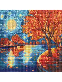 Диамантен гоблен Ideyka - Есенна нощ изобразява речен бряг с оранжеви есенни дървета под синьо-жълто нощно небе, чиито отражения във водата създават живописна и цветна сцена.