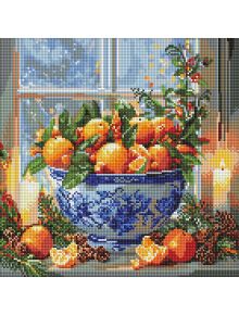 Диамантен гоблен Ideyka - Купа с цитросови плодове: Създай уют с картина на синя и бяла купа, пълна с портокали и зелени листа на прозорец със свещи, шишарки и сняг отвън за празнично настроение.