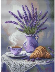 Диамантен гоблен Ideyka - Лавандула натюрморт включва лавандулов букет в лилава ваза, чаша за чай и кроасан върху дантела, всичко това в меки пастелни цветове - създавайки уютен 5D ефект, напомнящ за диамантени мозайки.