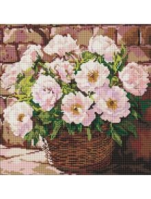 Произведение на изкуството с кръстат бод, вдъхновено от Диамантен гоблен Ideyka - Нежен аромат, с кошница от бели и розови цветя на фона на селска тухлена стена, което добавя искрящ чар към вашия интериор.